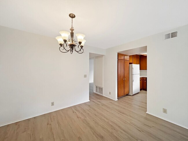 Building Photo - Charming 2BD/2BA Condo in La Jolla Village...