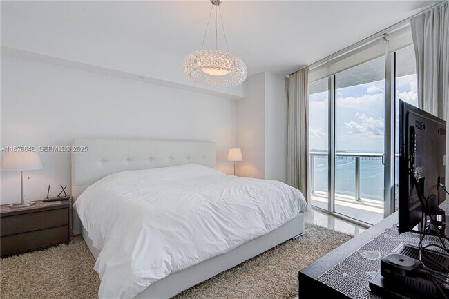 Building Photo - 495 Brickell Ave