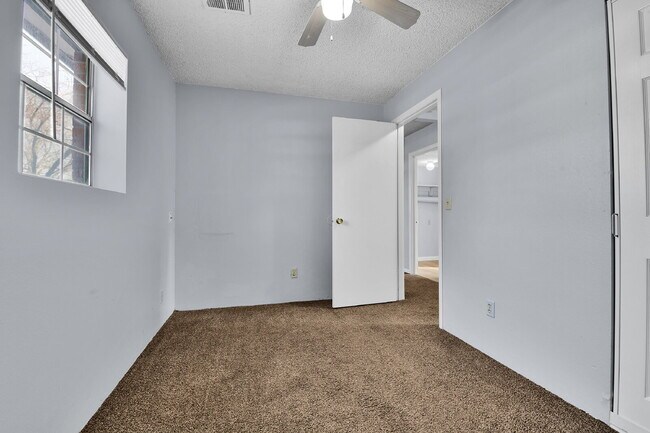 Building Photo - $2,540.95 with $300 off the first month's Rent- 4 Bedroom, 1.5 Bath, Single Family Home in Aurora...