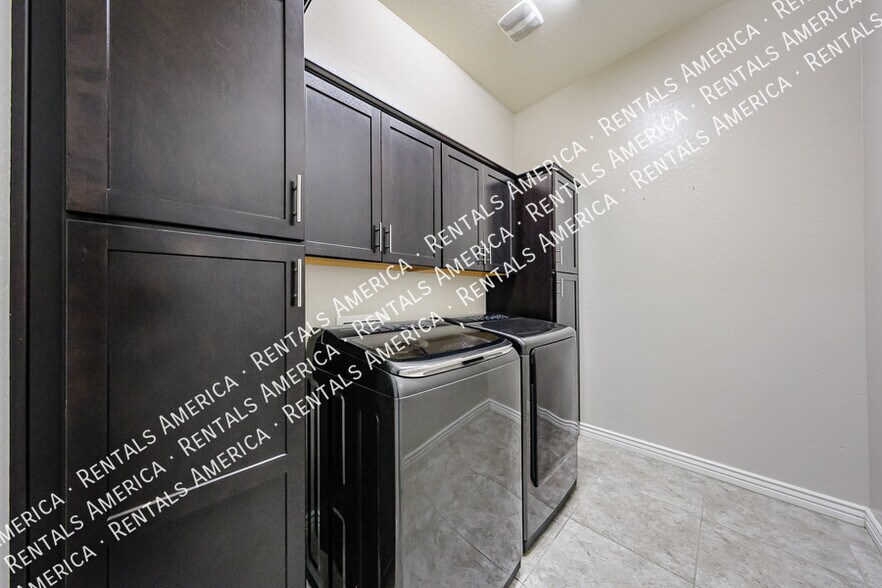 Building Photo - 3375 E Balsam Dr