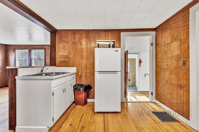 Building Photo - Charming Country Cottage Now Available