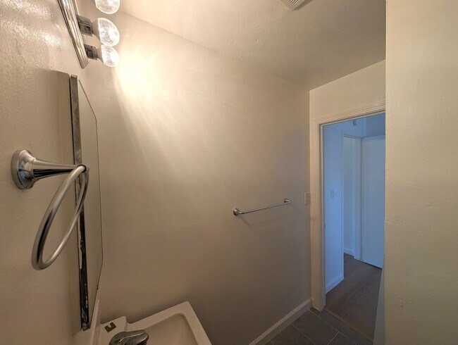 Building Photo - Comfortable one bedroom unit, convenient location to shopping and transportation