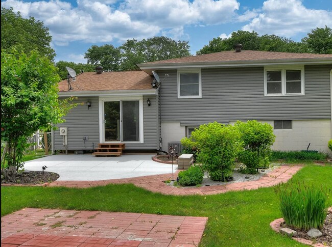 Building Photo - 4 bedroom Millard South Home!