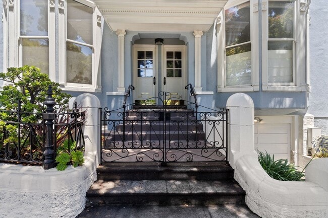 Building Photo - 2 Bed, 2 Bath Victorian Style Condo with M...