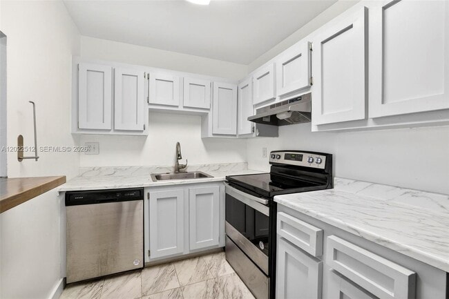 Building Photo - 4174 Inverrary Dr