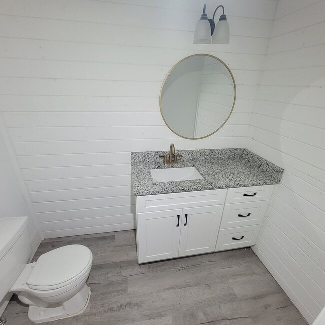 Building Photo - 2 Bed, 1.5 Bath-Residential/Commercial
