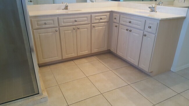 Building Photo - 1405 NE 5th Pl