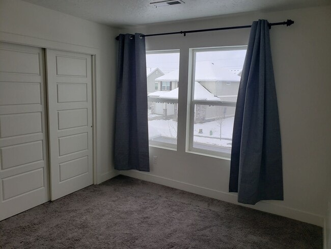 Building Photo - Trails and more at this Harvest Park Home in Mapleton!!