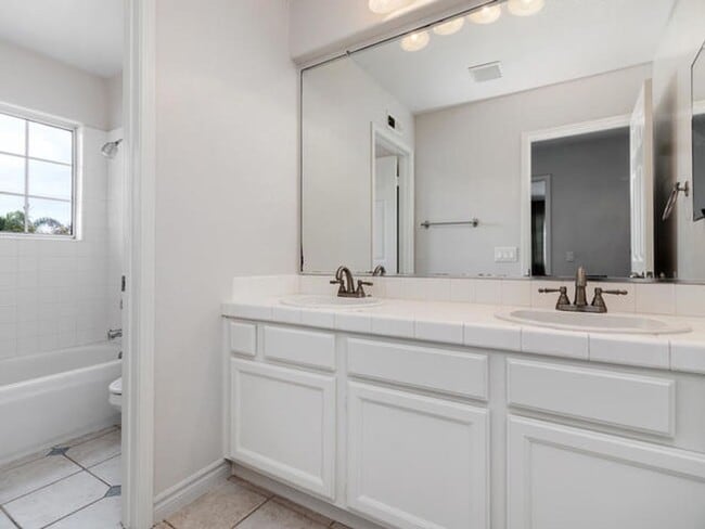 Building Photo - Incredible Rancho Del Oro Home!