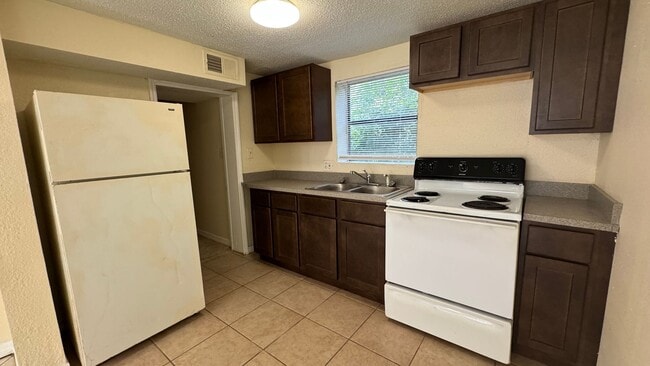 Building Photo - Affordable Ground-Floor Unit with Great City Access