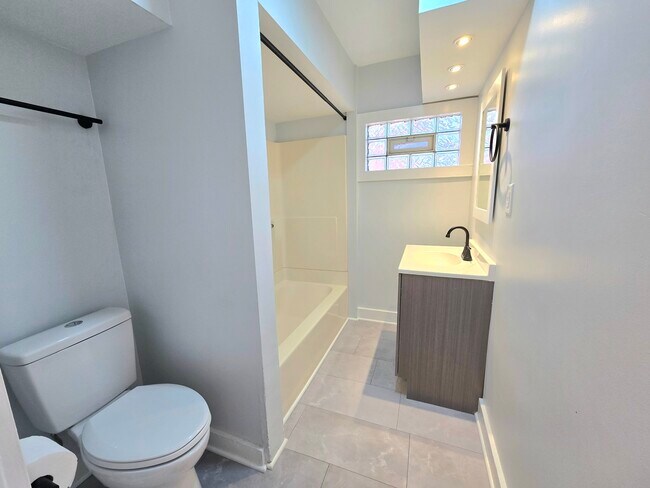 Building Photo - 324 Rosewood Ave