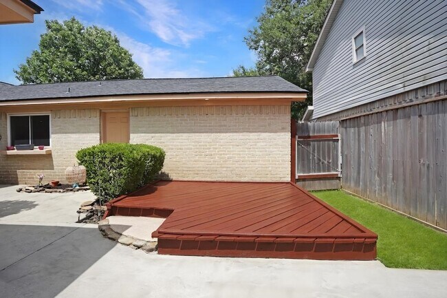 Building Photo - 17119 Mellow Ridge Dr