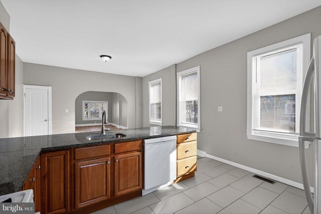 Building Photo - 738 Division St