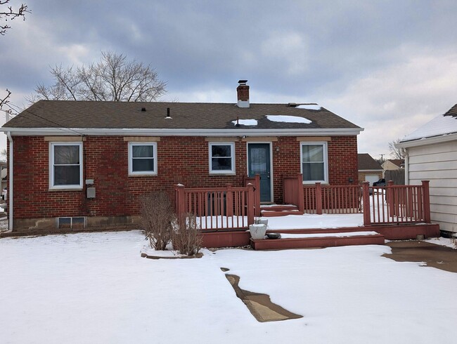 Building Photo - 3 Min to WPAFB! Adorable 3 Bedroom Brick H...