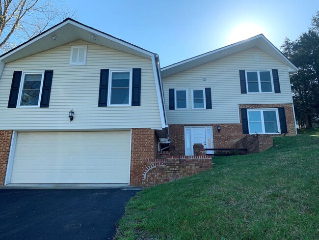 Building Photo - Blacksburg Country Club Home