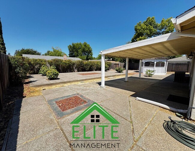 Building Photo - Charming 3?Bed/2?Bath Rosemont Ranch — Mod...