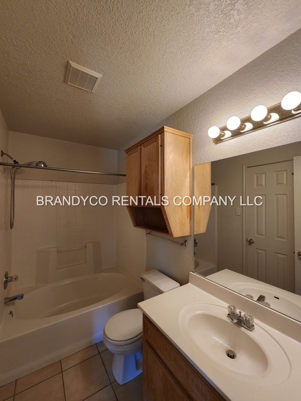 Building Photo - 4600 Acorn Creek Trail