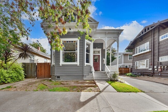 Building Photo - Fully Updated 2BR/2BA Victorian with Priva...