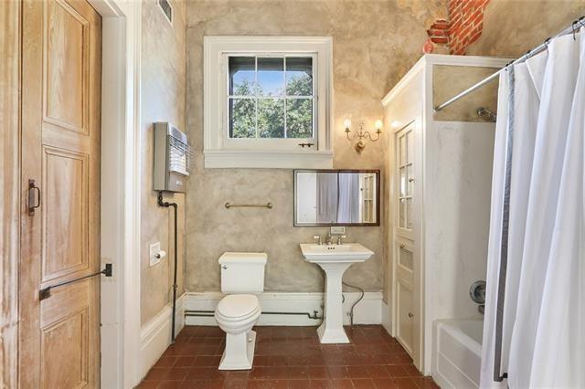 Building Photo - 824 Royal St