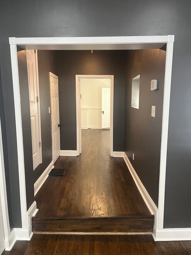 Building Photo - Newly Renovated 1 Bedroom, 1 Bath Apartmen...