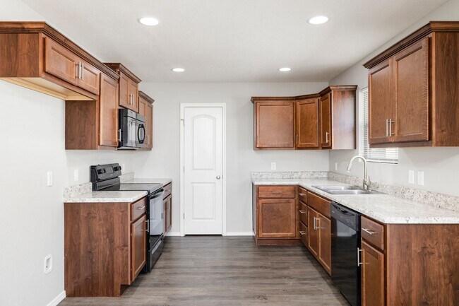 Building Photo - 4 Bedroom Home in Willard School Districts