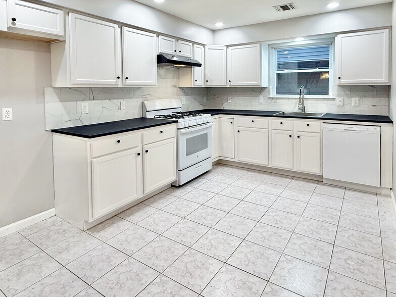 Building Photo - 632 Norwood Ter