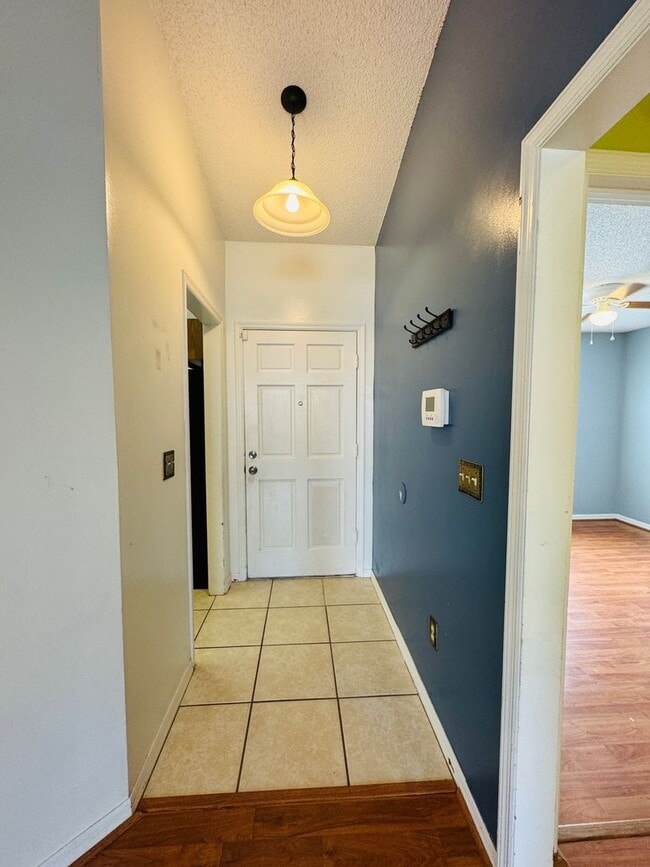 Building Photo - Charming 3 Bedroom, 2 Bath Home with Fence...