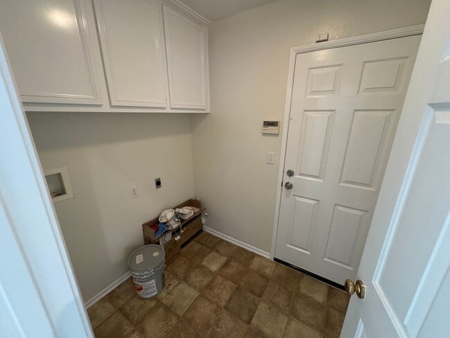 Building Photo - 4 bed 3 full bath house with 3 car garage in Corona for lease