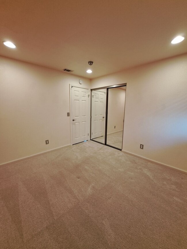 Building Photo - 354 Bradley Dr