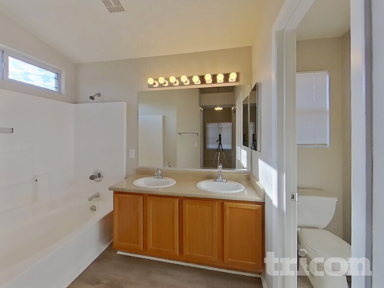 Building Photo - 12425 N 42nd Dr