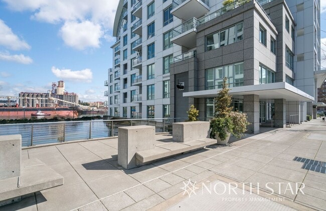 Building Photo - Pearl District Living on the Willamette River