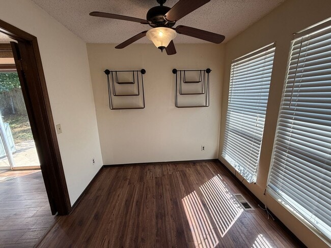 Building Photo - Vaulted Ceilings, Large Great Room! 3 bedr...