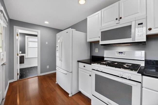 Building Photo - 12 E Albertson Ave