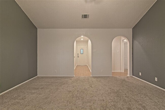 Building Photo - 909 Garden Meadow Dr