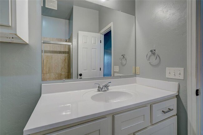 Building Photo - 2023 Westbury Dr