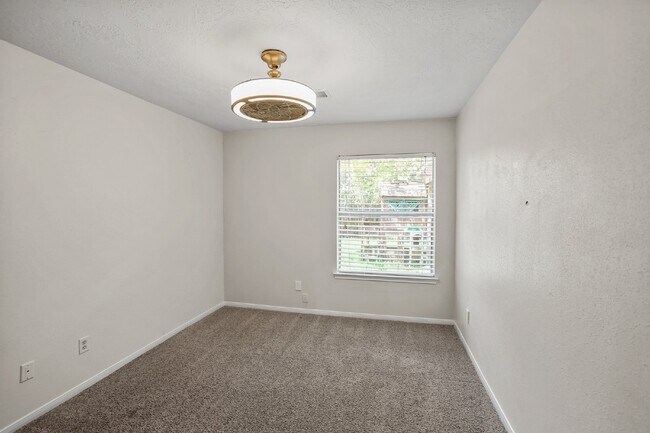 Building Photo - Well-maintained home on a cul-de-sac in a ...