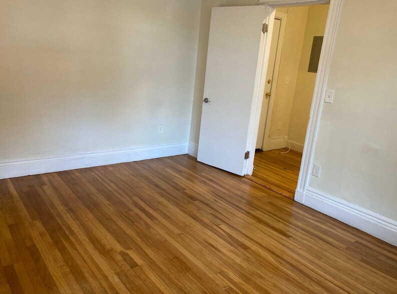 Building Photo - 52 Queensberry St