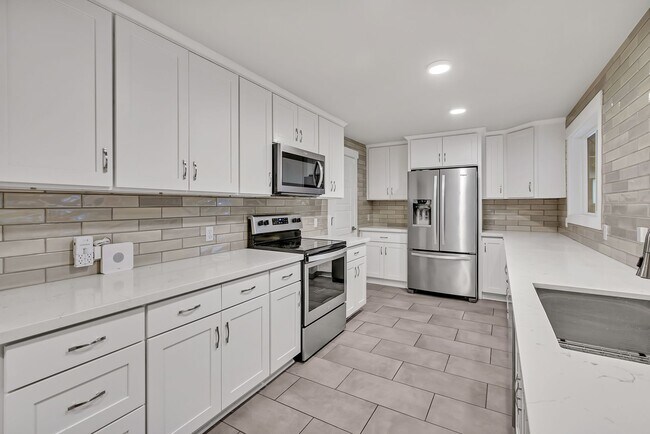 Building Photo - Beacon Hill 2 bed 1 bath home