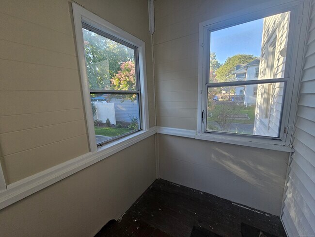 Building Photo - 27 Argyle Ave