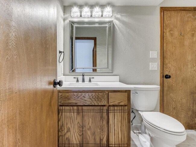 Building Photo - Beautiful 3bed/2bath Townhome Available in...