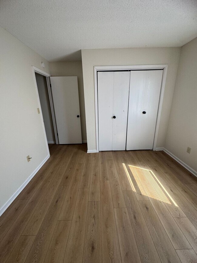 Building Photo - 680-682-682 Country Squire Ct