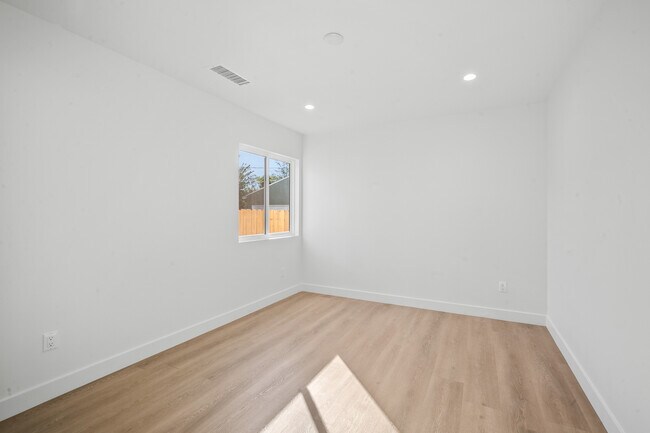 Building Photo - 14332 Miranda St