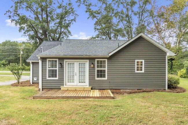 Building Photo - Spacious Rental with Modern Kitchen, Large...