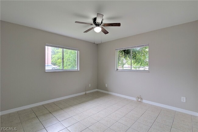 Building Photo - 427 NE Pine Island Ln