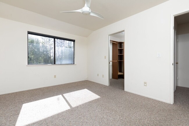 Building Photo - Live Oak Townhome – Completely Renovated & Move-In Ready!