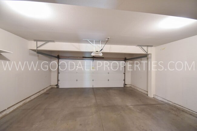 Building Photo - Check out this Beautiful 2 Bedroom, 2.5 Bath end unit Townhome in West Des Moines