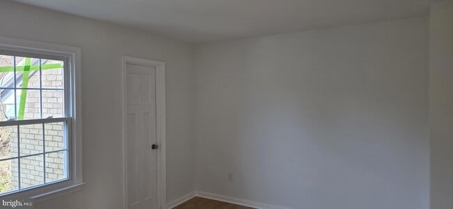 Building Photo - 165B Leeds Ct W