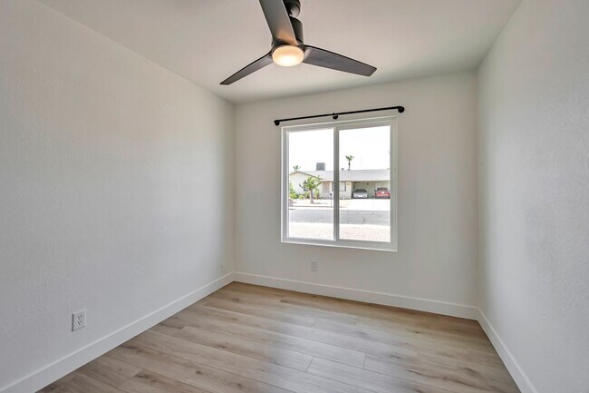 Building Photo - 906 W Colgate Dr