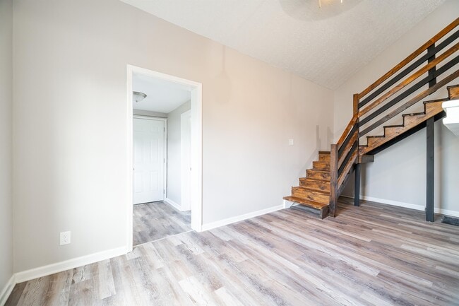 Building Photo - 465 Brehl Ave