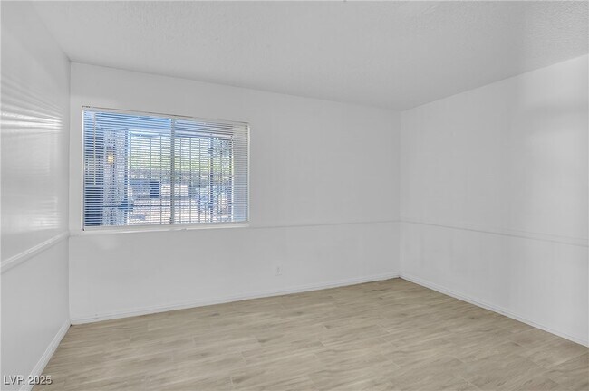 Building Photo - 1405 E Vegas Valley Dr